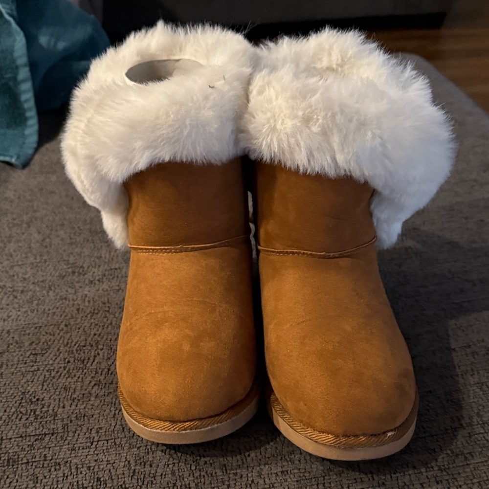 Juicy Couture Tan Ankle Boots with White Fur Trim